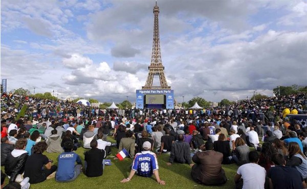 Fans of all races in front of Paris Tour Eiffel