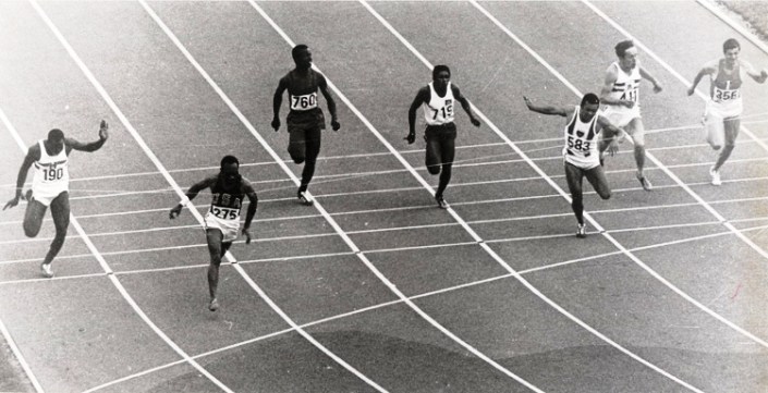 Jean Louis (3ème à.p. de la droite) derrière l'américain Charlie Greene (275) lors de la 4ème série des éliminatoires.