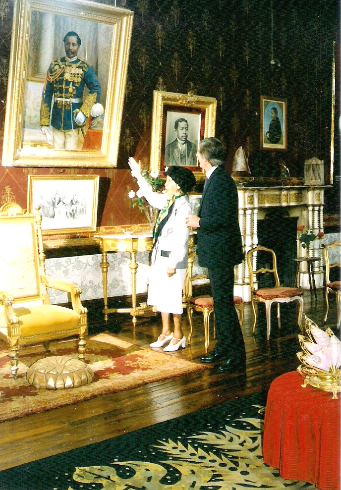 Marcelle Rahobisoa, la dernière occupante du Rova d'Amboditsiry, avec le Consul Honoraire de Madagascar à Londres, Mr Stephen Hobbs