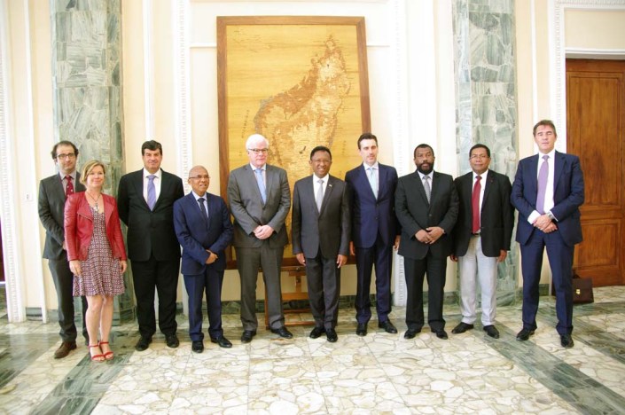 Le Président Malgache entouré du Vice-Président de la Banque Européenne d’Investissement, Pim Van Ballekom, accompagné de l’Ambassadeur de l’UE, Antonio Sanchez-Benedito (Courtesy: Presidence)