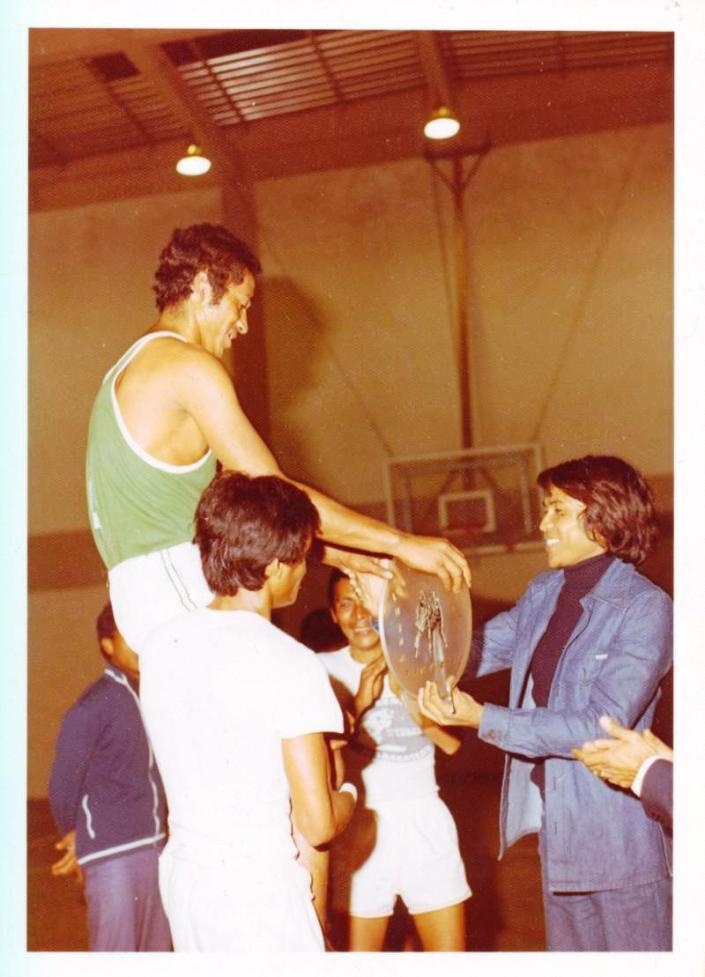 Le regretté Directeur Général Adjoint d'Air Madagascar Marcel Ramarozaka remettant le trophée à Lavis Ranarivelo sur les épaules de Mamy Ravelomanantsoa