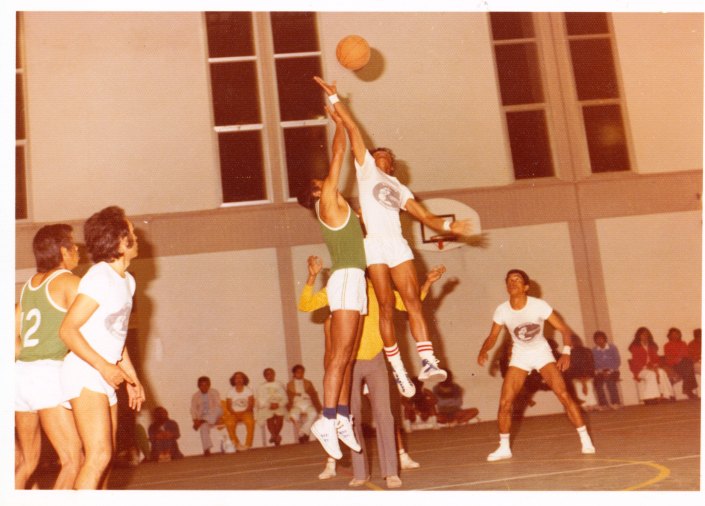 En détente Lavis Ranarivelo et Mamy Ravelomanantsoa, de face Moise Ramilamintsoa. A gauche Aimé Rasoarahona et Henri Roger