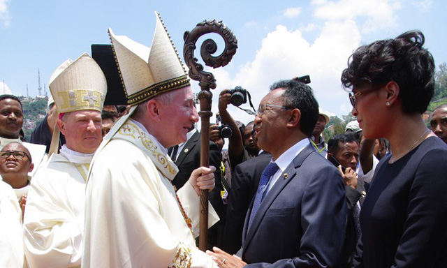 Le Cardinal Parolin à Mahamasina avec le Président Tajonarimampianina et son épouse