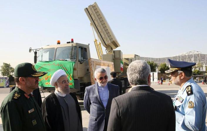 Le président H. Rouhani avec ses officiers sur un site de lancement mobile